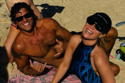 Atores de 'Quem Ama Cuida' curtem dia de praia juntos