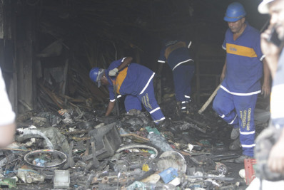 Equipes realizam limpeza e escoramento de imóvel que pegou fogo
