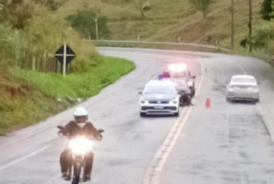 Acidente deixa quatro pessoas feridas na BR-393, em Sapucaia