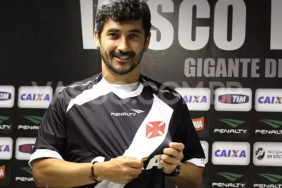 Vídeo! Ex-meia do Vasco surge irreconhecível e faz gol em jogo festivo
