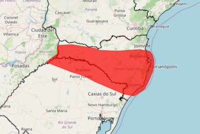 Fortes chuvas em Santa Catarina causam alagamentos e correntezas