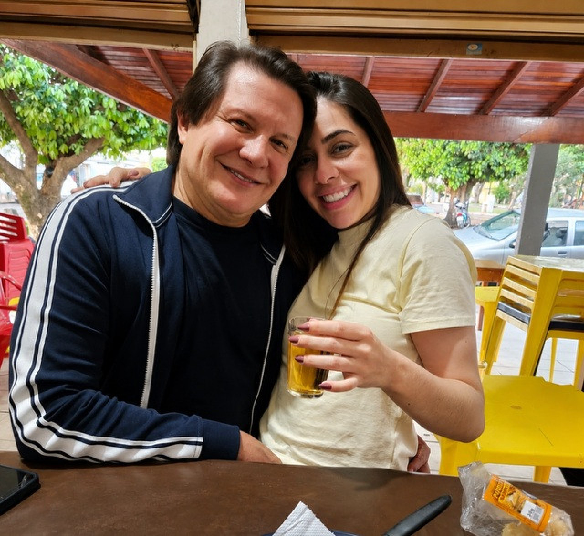 Giovani, da dupla Gian e Giovani, apareceu de mãos dadas com outra mulher apenas dois dias depois de o fim de sua relação de 26 anos vir a público - Reprodução rede social