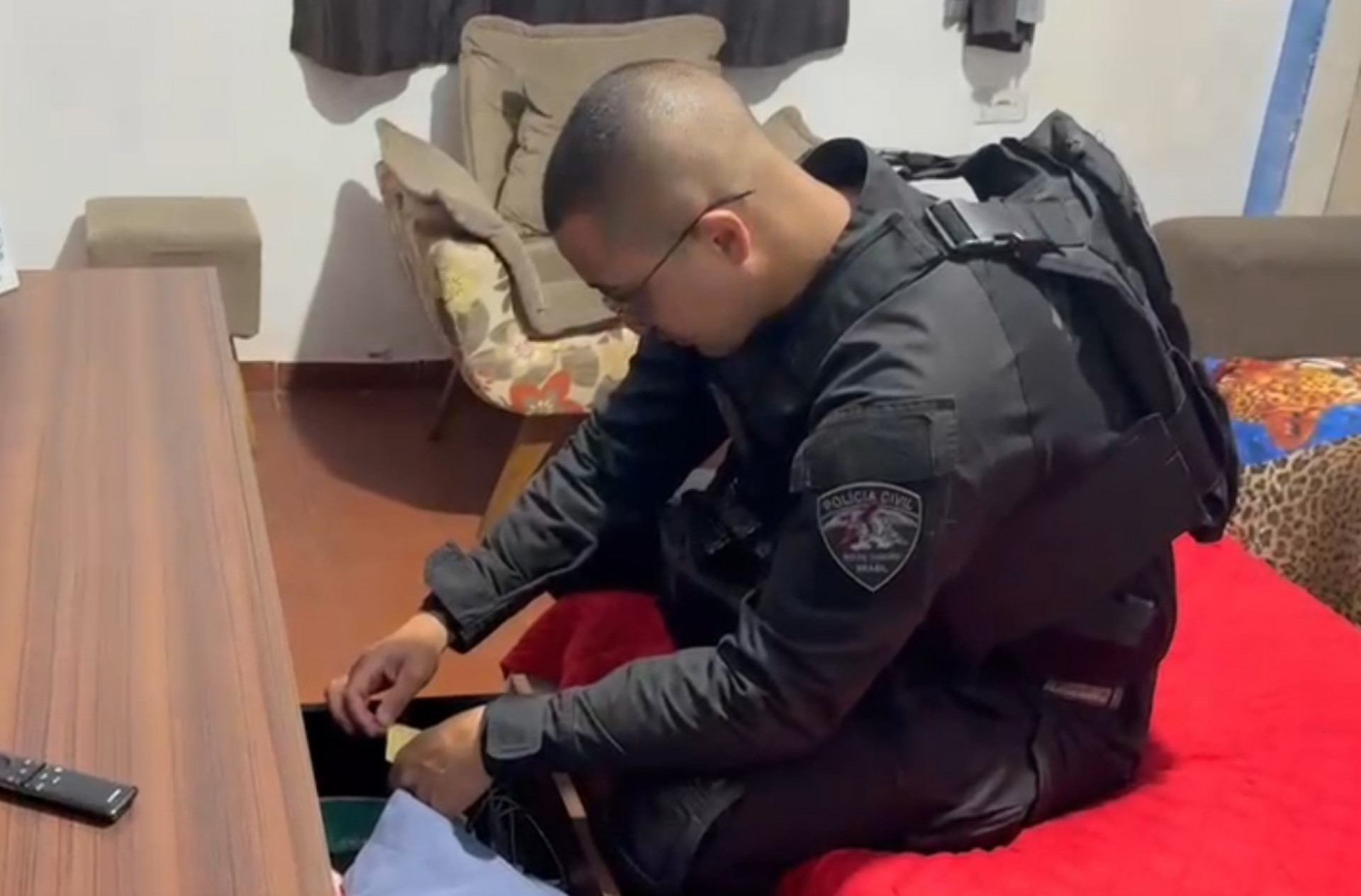 Agentes da 38ª DP (Brás de Pina) cumprem mandados de busca e apreensão - Reprodução