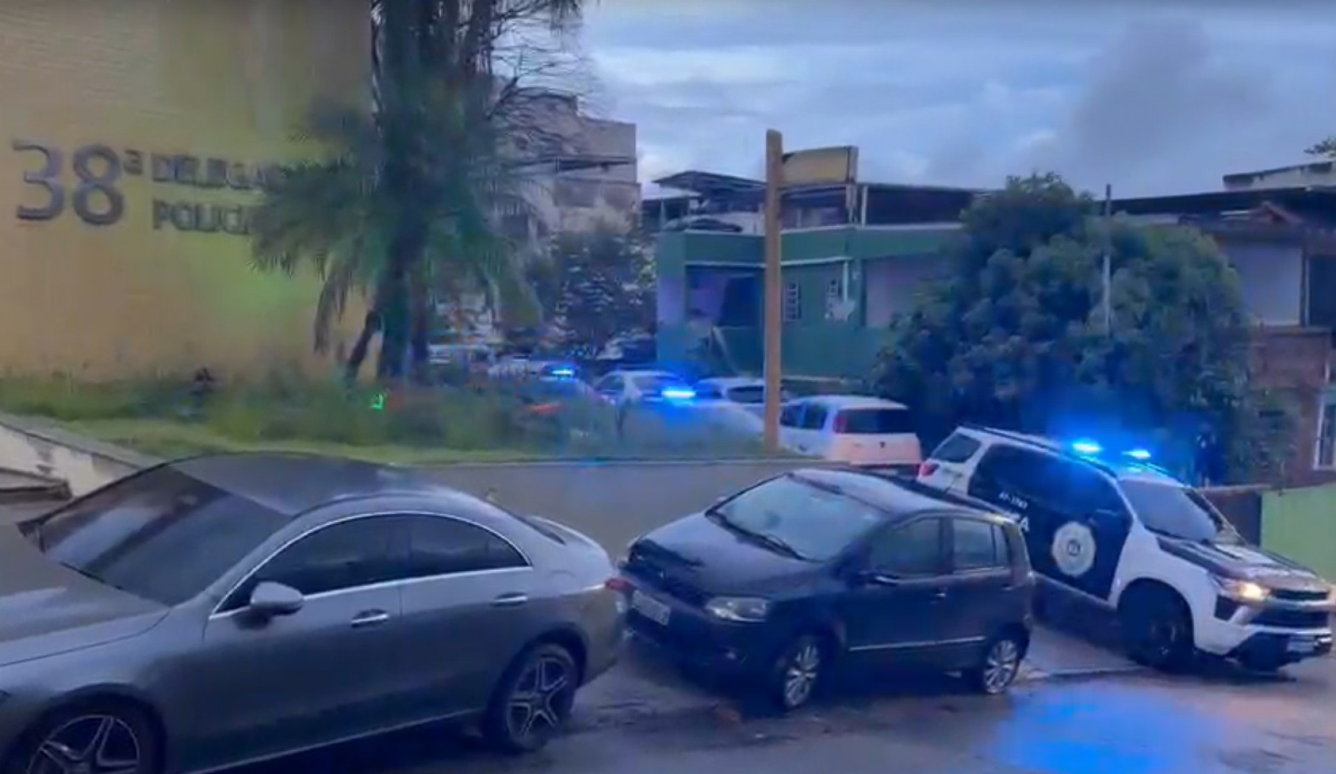 Agentes da 38ª DP (Brás de Pina) cumprem mandados de busca e apreensão - Reprodução