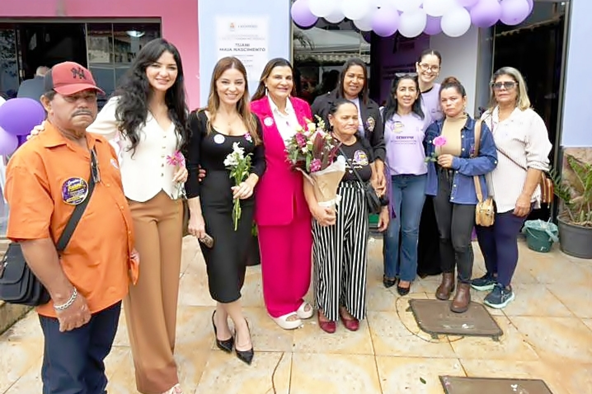Unidade de atendimento &agrave;s mulheres recebeu o nome da jovem assassinada em agosto e reuniu autoridades - Foto: Dougals Smmithy