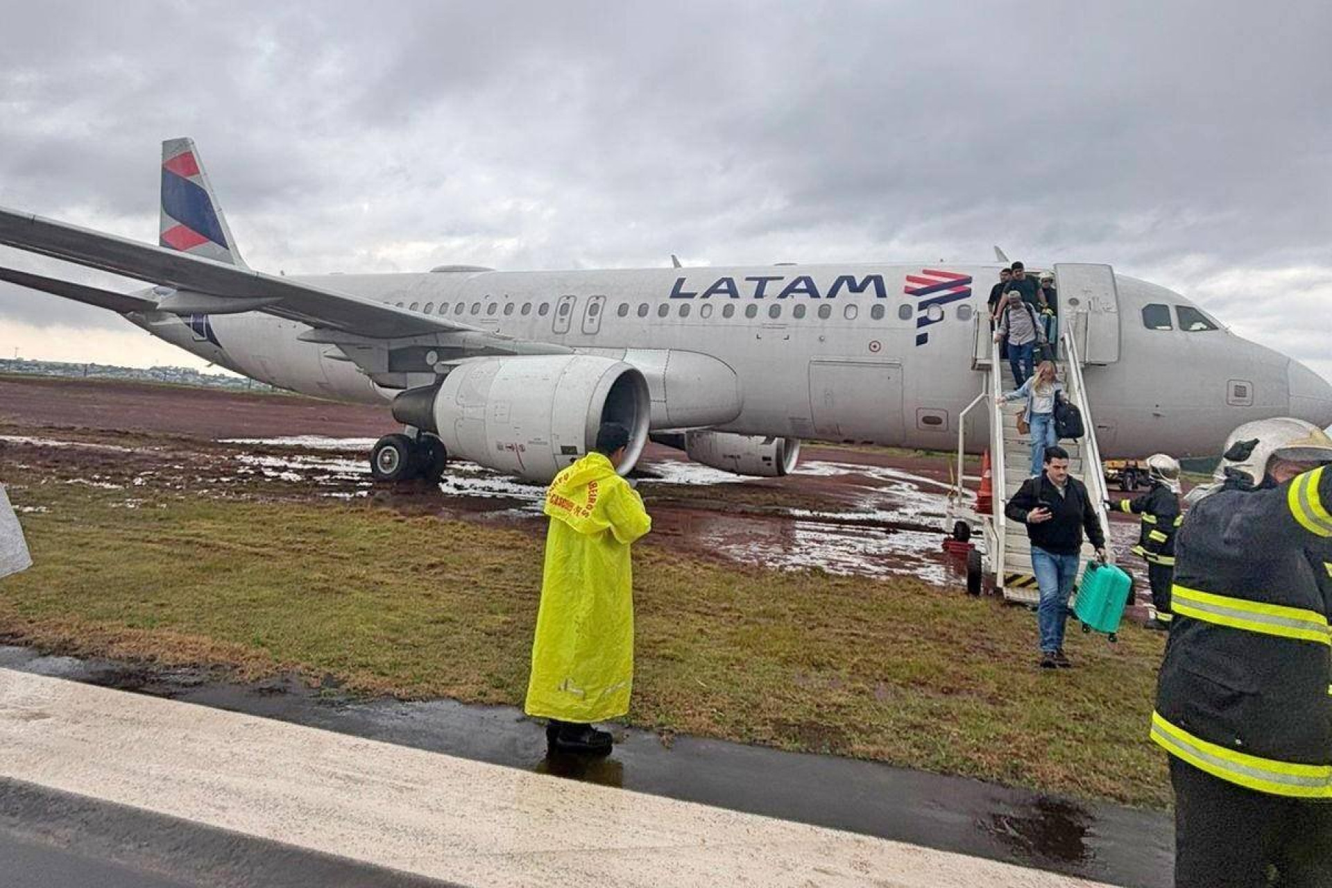 Vídeo: Avião com 151 passageiros sai da pista durante pouso e atola na ama - QTU Questões do Universo
