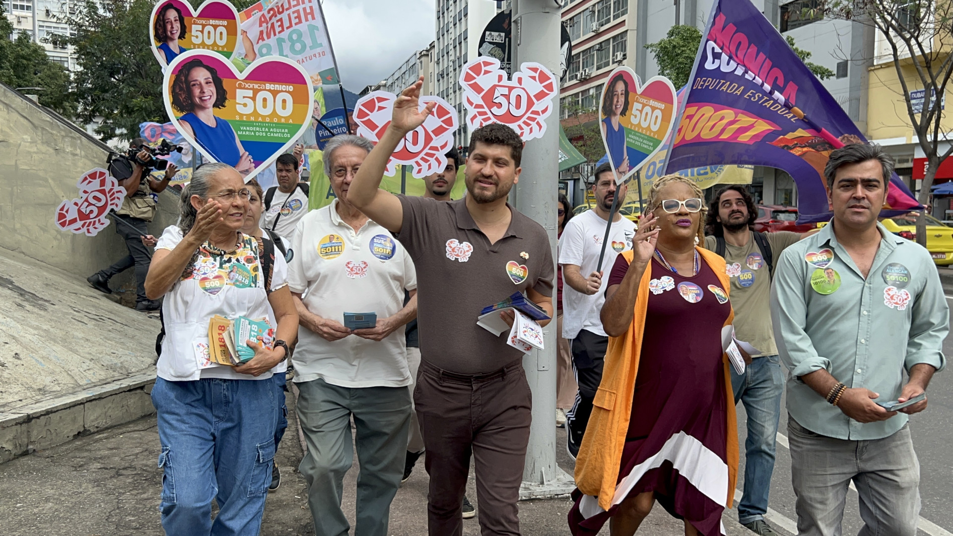 William Siri (Psol) iniciou a semana com uma panfletagem na Praça Saens Peña, na Tijuca - Divulgação