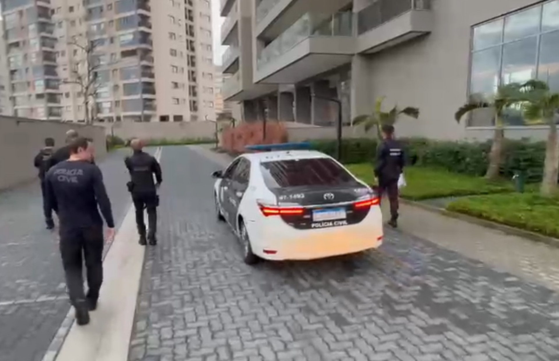 Policiais civis estiveram na residência do jogador David Corrêa nesta segunda-feira (31) - Reprodução