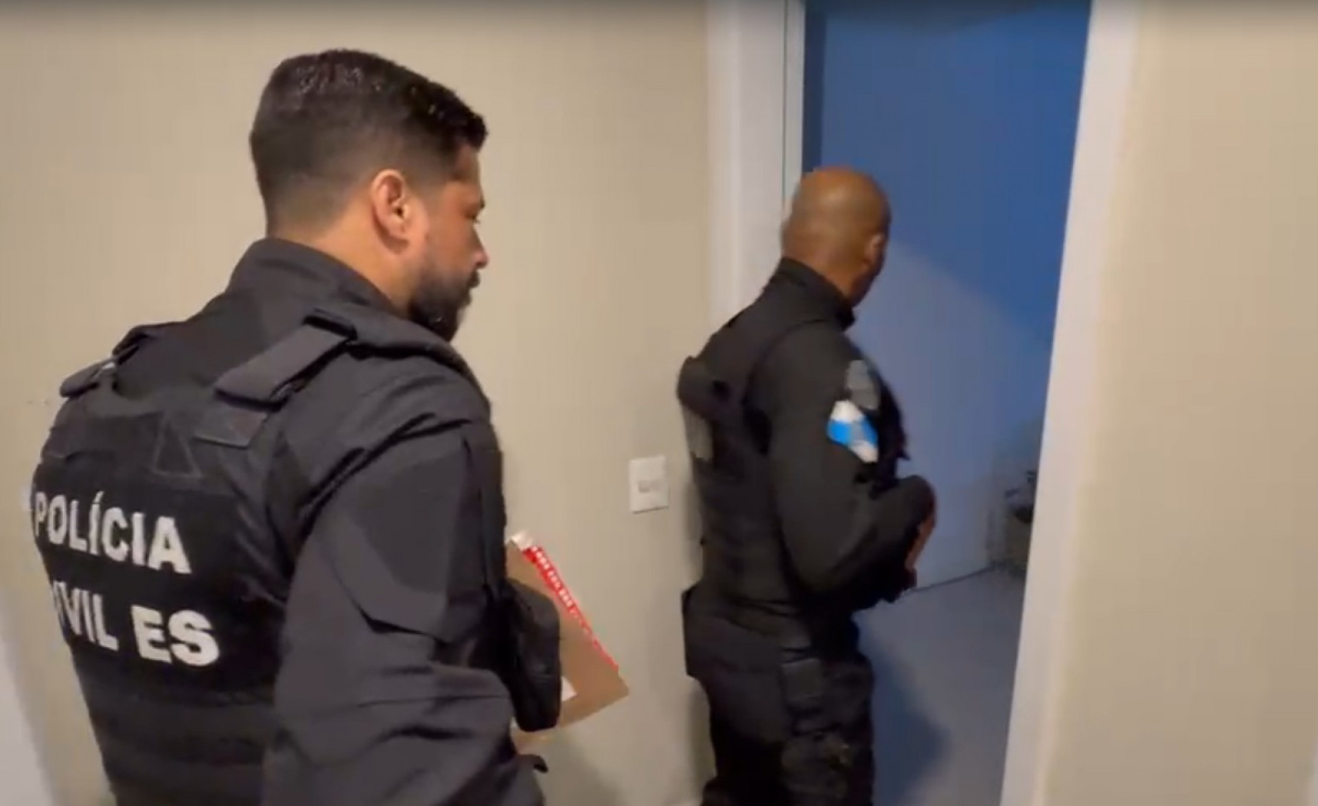 Policiais cumpriram mandados de busca e apreensão na casa de David Corrêa - Reprodução