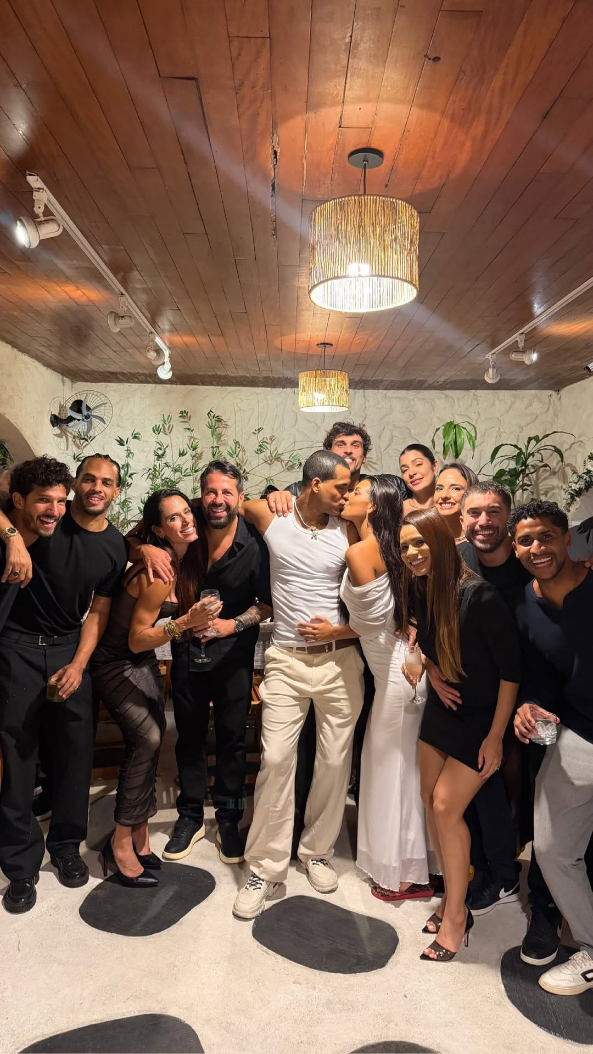 Mell Muzzillo e Marcello Melo Jr. reúnem amigos para celebrar noivado - Reprodução / Instagram