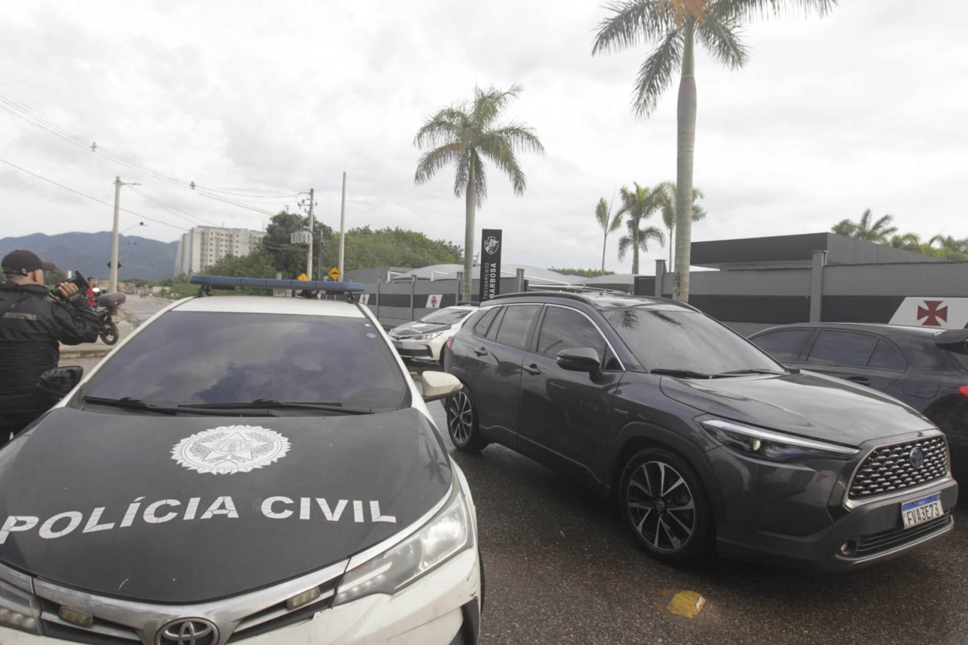 Policiais civis realizaram buscas no CT do Vasco da Gama, em Jacarepaguá - Reginaldo Pimenta / Agência O Dia
