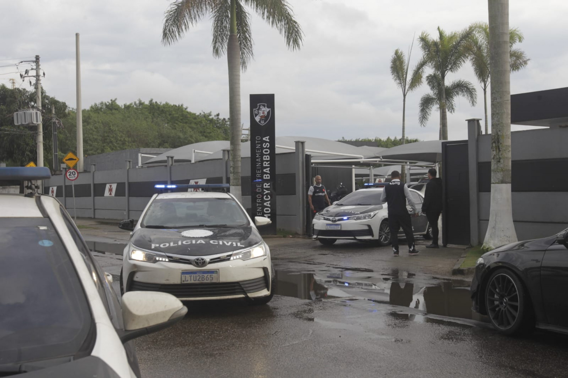Policiais civis realizaram buscas no CT do Vasco da Gama, em Jacarepaguá - Reginaldo Pimenta / Agência O Dia