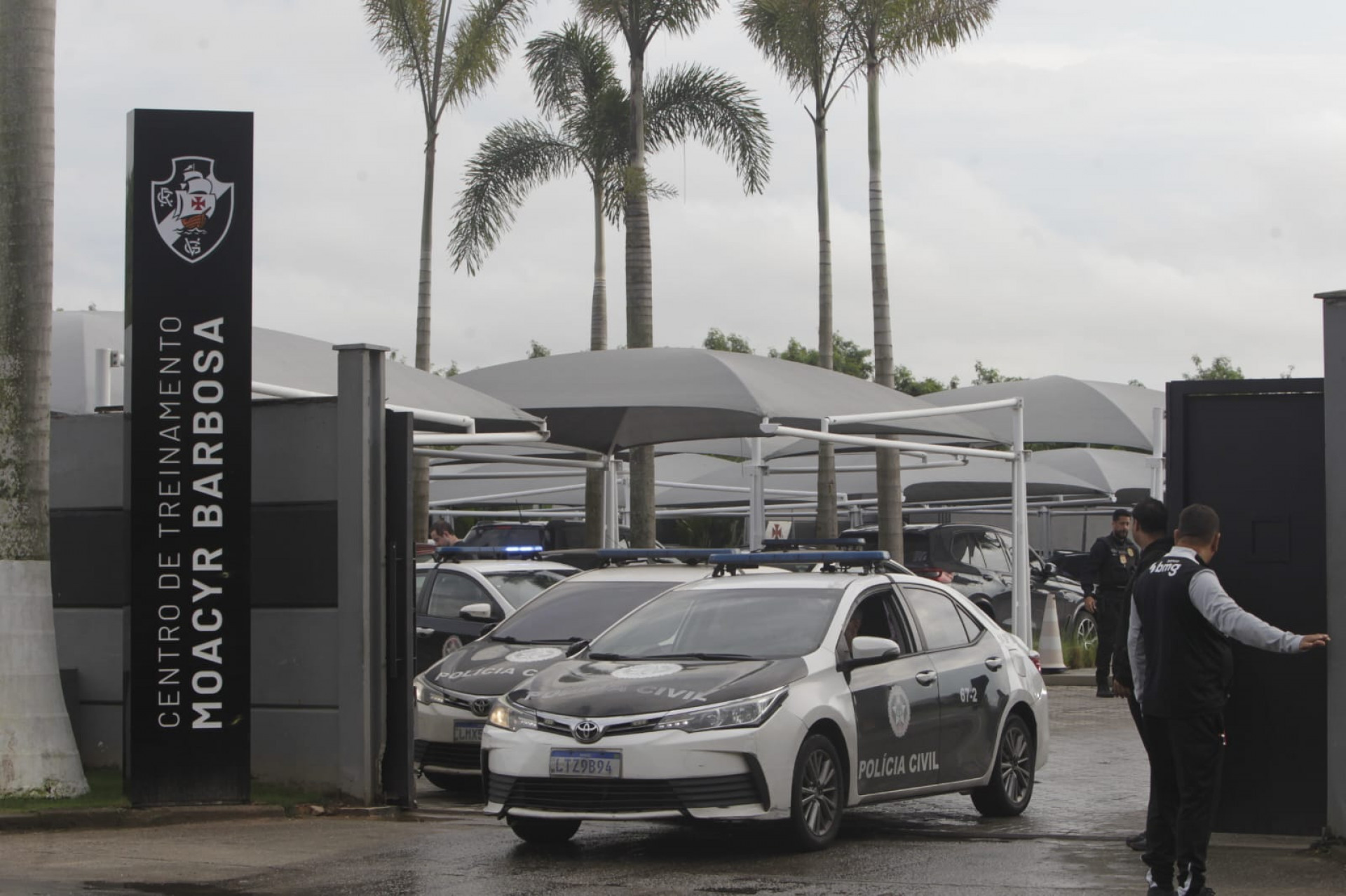 Policiais civis realizaram buscas no CT do Vasco da Gama, em Jacarepaguá - Reginaldo Pimenta / Agência O Dia