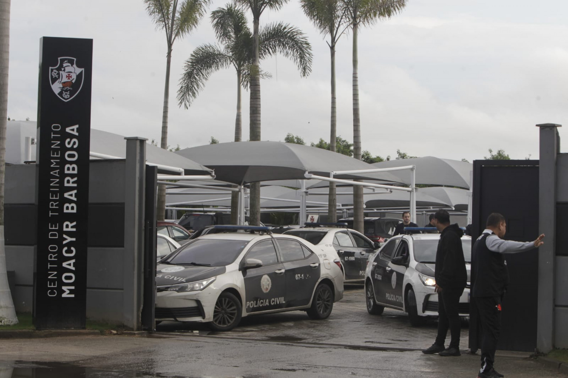 Policiais civis realizaram buscas no CT do Vasco da Gama, em Jacarepaguá - Reginaldo Pimenta / Agência O Dia