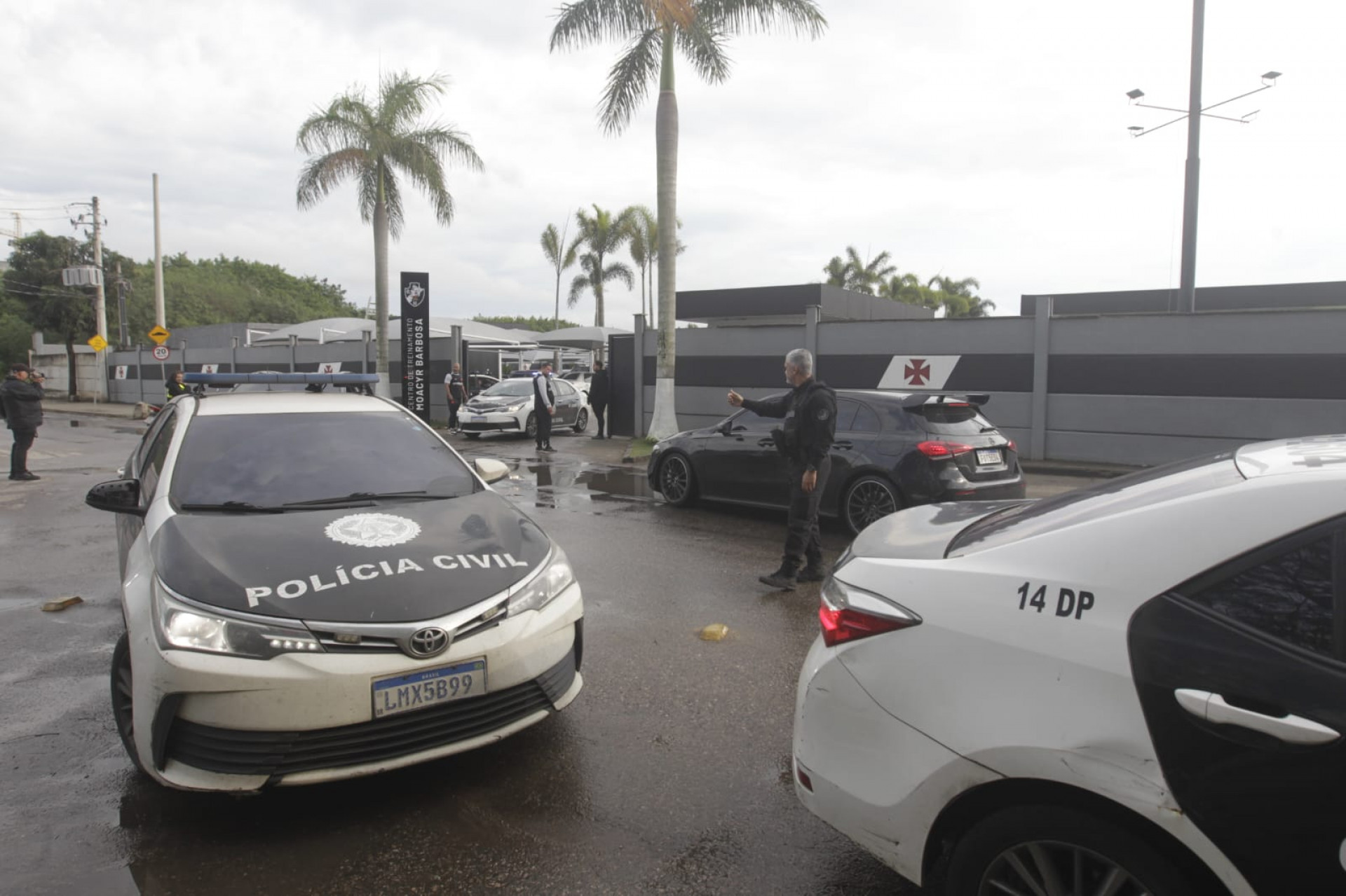 Policiais civis realizaram buscas no CT do Vasco da Gama, em Jacarepaguá - Reginaldo Pimenta / Agência O Dia