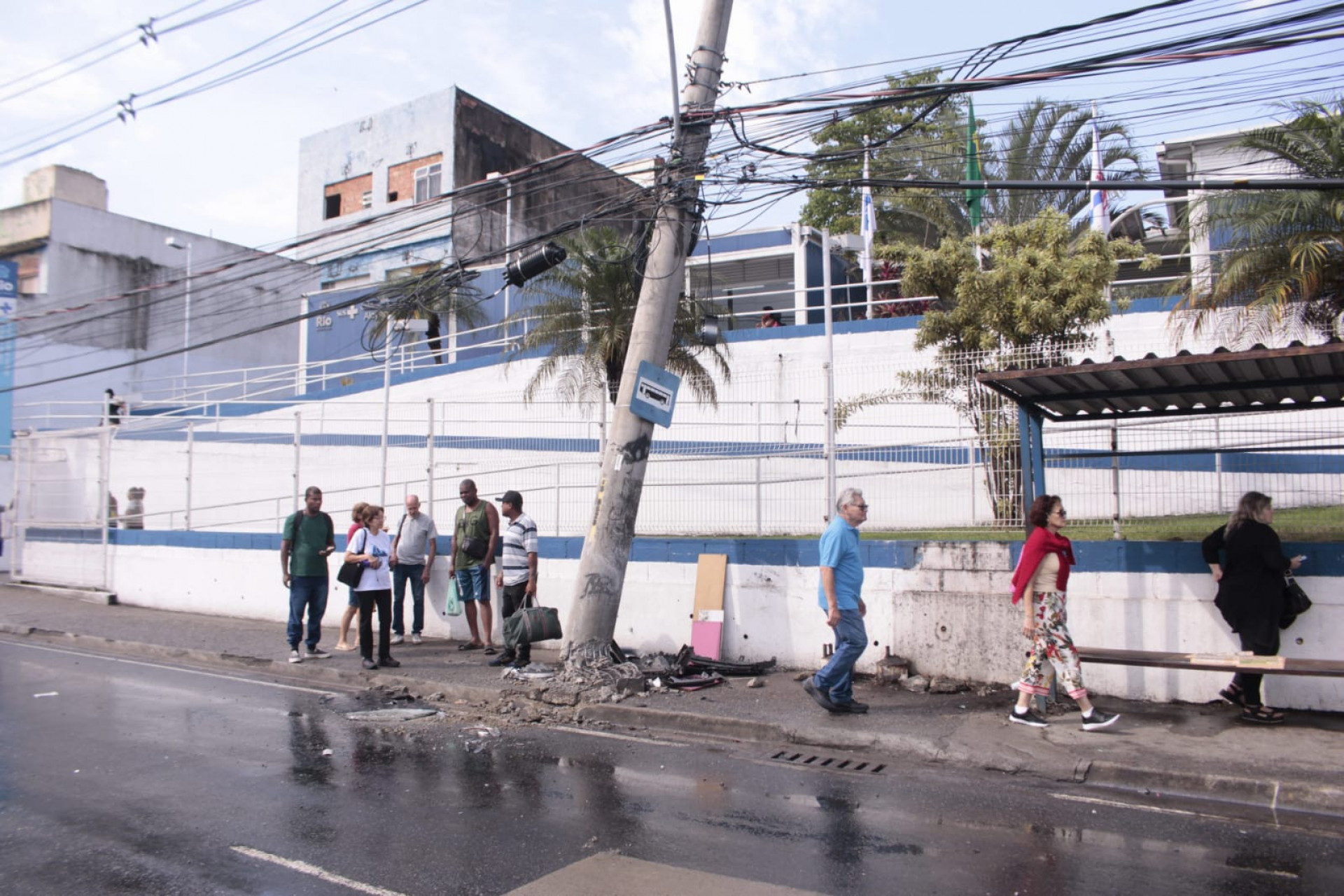 Carro atinge poste ao lado de um ponto de ônibus na Avenida Brás de Pina - Carlos Elias Junior/Agência O DIA