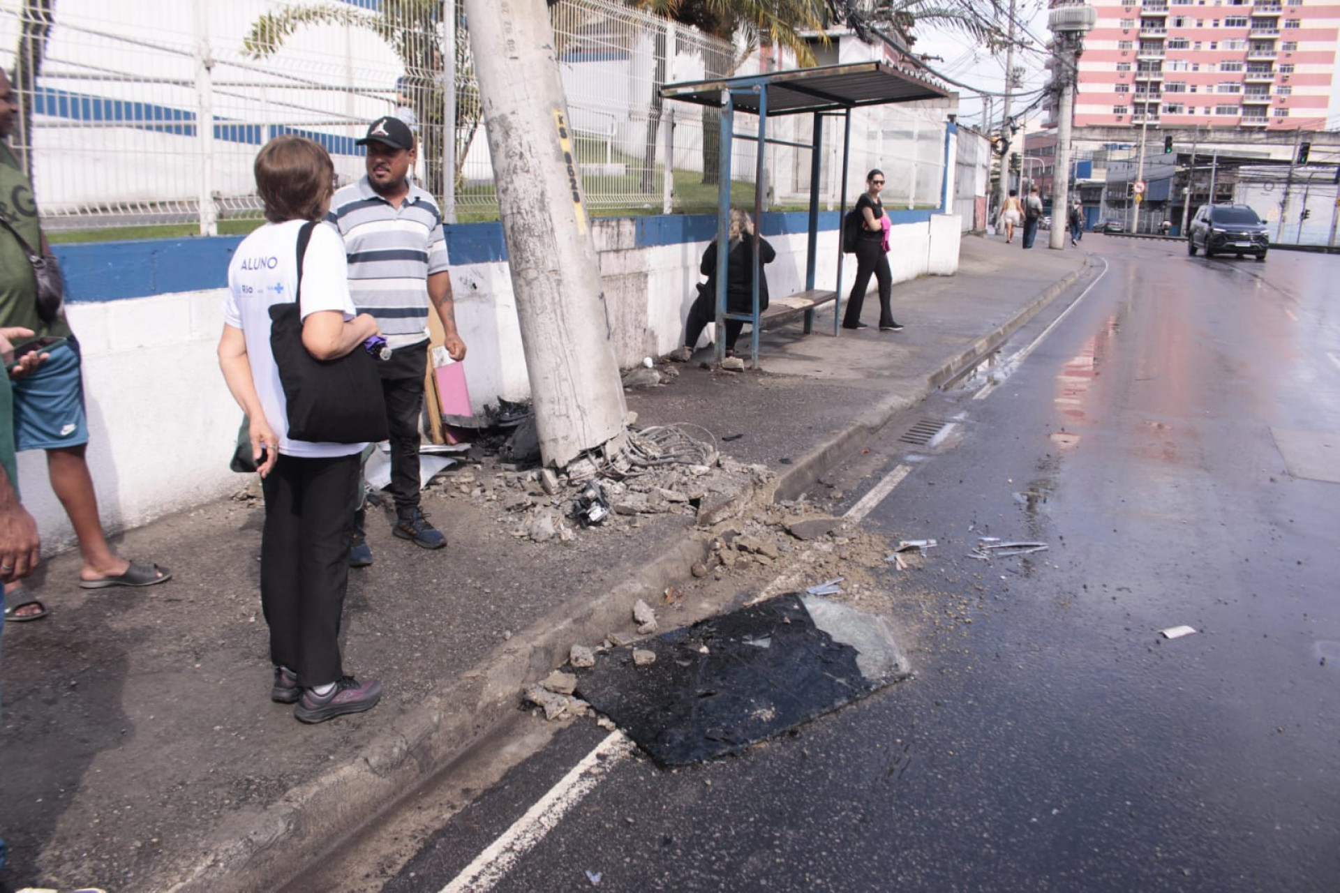 Carro atinge poste ao lado de um ponto de ônibus na Avenida Brás de Pina - Carlos Elias Junior/Agência O DIA