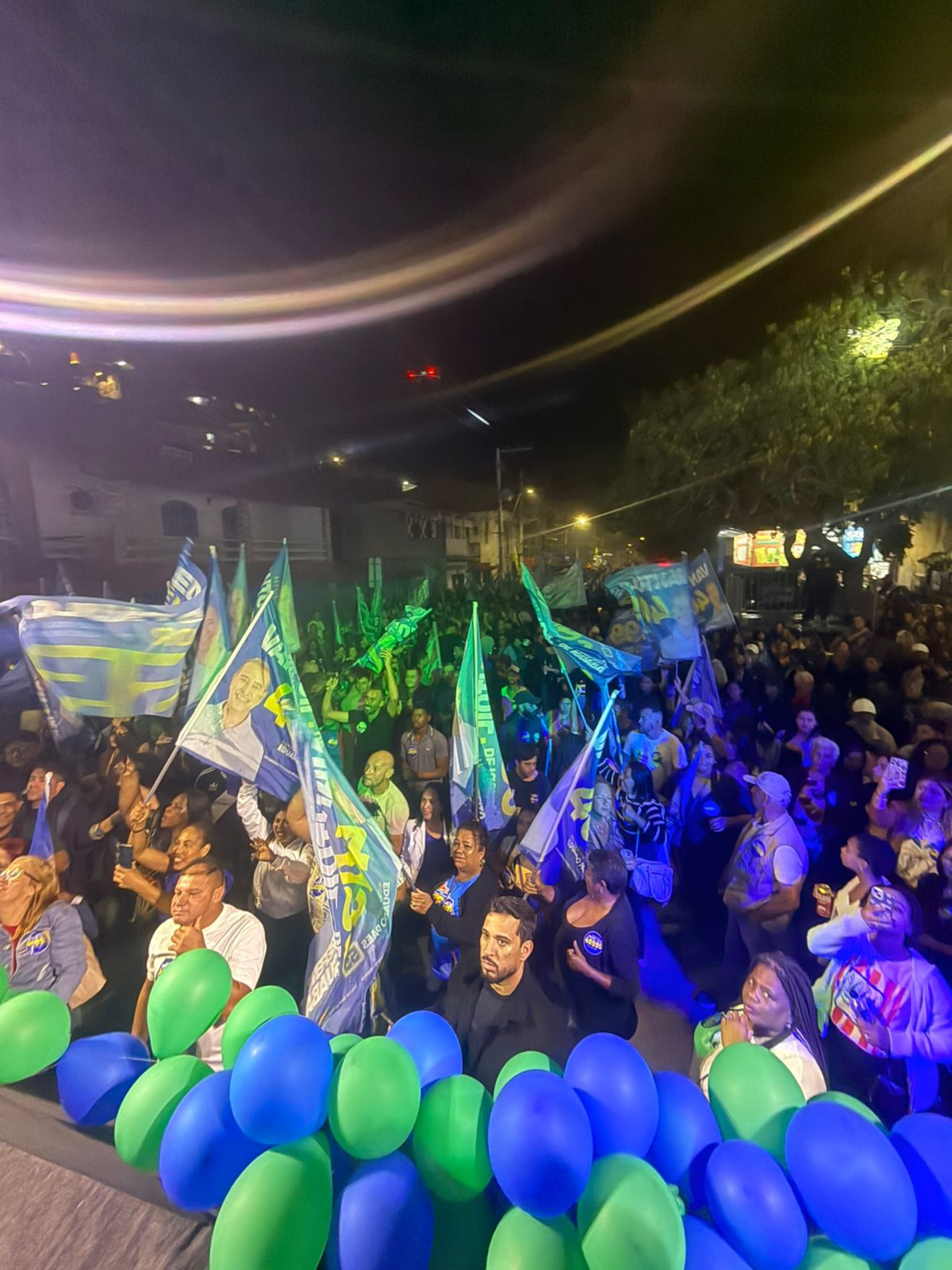 Palanque de Vantoil Martins com Eduardo Paes, Pedro Paulo, prefeitos, vereadores e lideran&ccedil;as pol&iacute;ticas - RCFM
