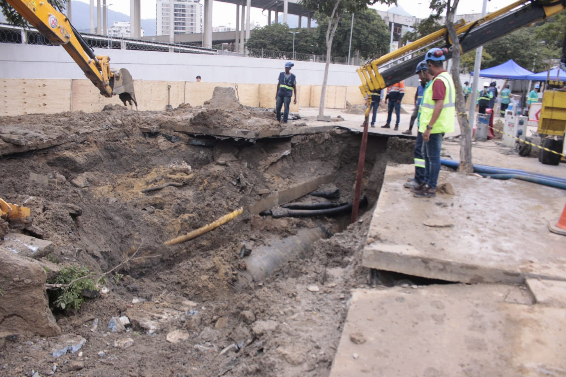 Funcionários da Águas do Rio trabalham para consertar um vazamento em frente ao portão 2 do Maracanã - Carlos Elias Junior / Agência O Dia