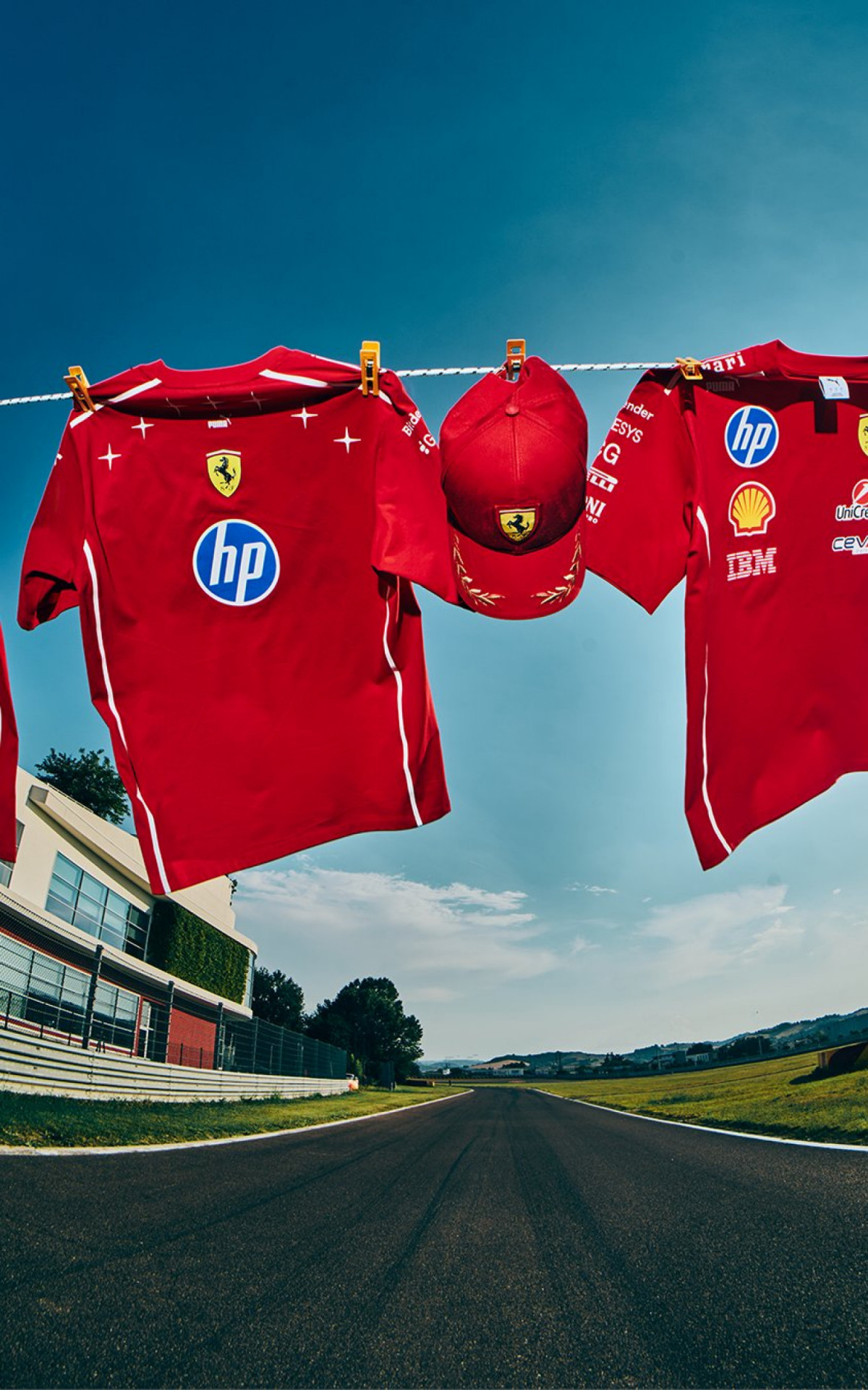 Além do carro, peças dos uniformes utilizados por pilotos e integrantes da equipe também têm homenagem a Michael Schumacher