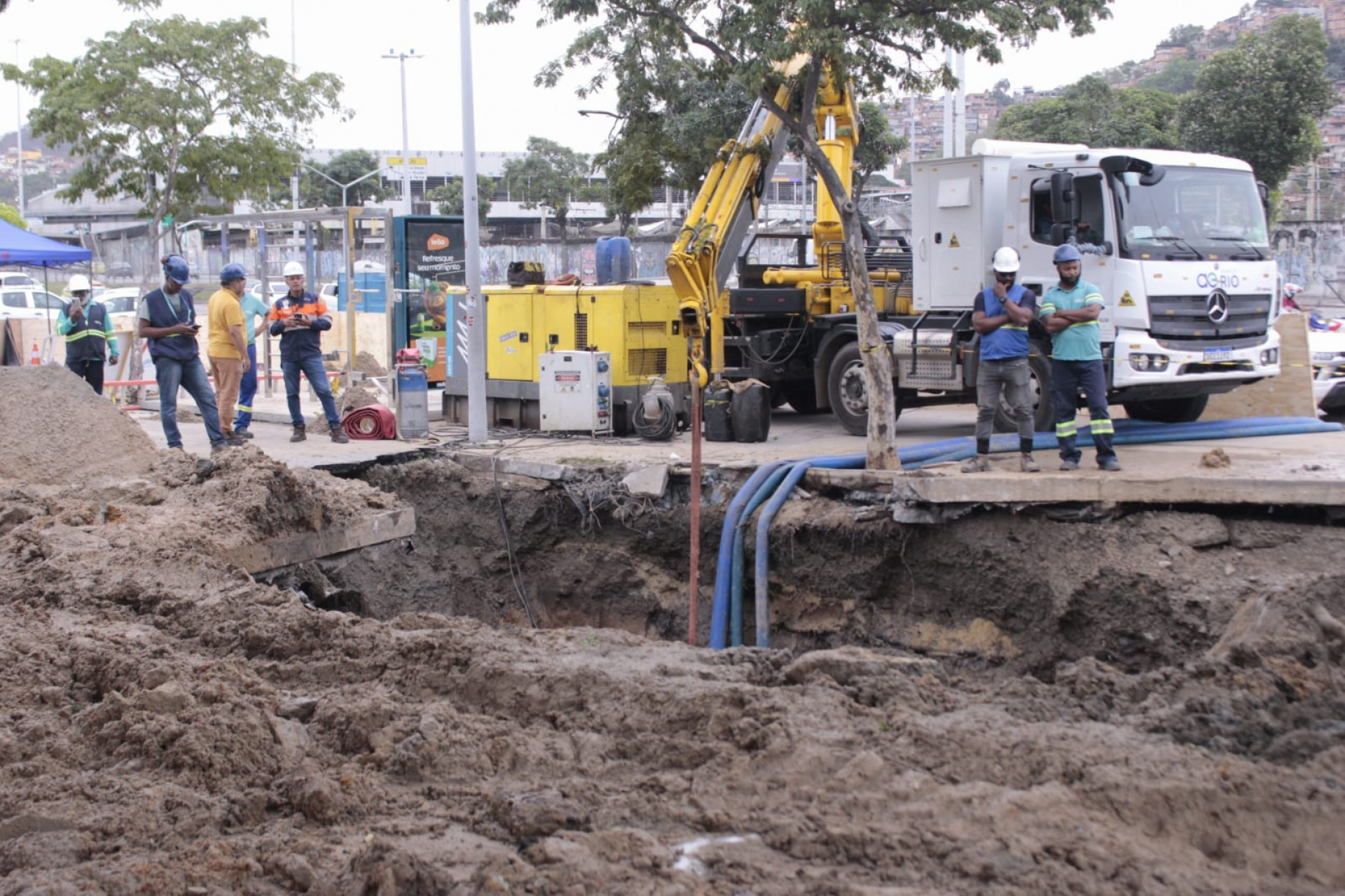 Funcionários da Águas do Rio trabalham para consertar um vazamento em frente ao portão 2 do Maracanã - Carlos Elias Junior / Agência O Dia