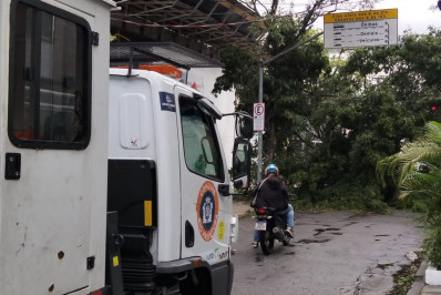Passagem de frente fria causa ventania e quedas de árvore no Rio