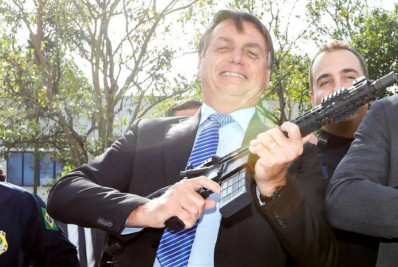 Moraes determina destruição de armas apreendidas de Jair Bolsonaro