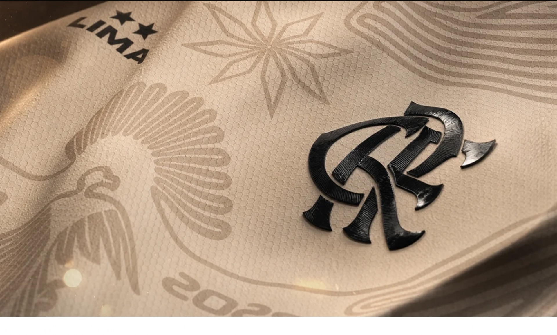 Detalhes da camisa 'Urubu de Lima', vencedora de concurso realizado pelo Flamengo - Divulgação