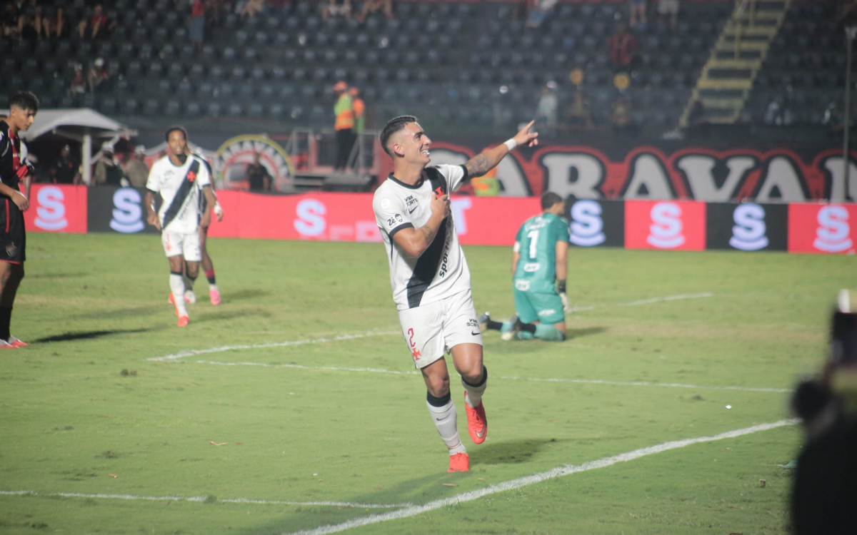 Puma Rodríguez, do Vasco, comemora o seu gol na partida de volta entre Vitória e Vasco válida pelas quartas de final da Copa do Brasil 2026, realizada no estádio Manoel Barradas (Barradão), em Salvador, na noite desta quarta-feira (2). O Vasco venceu por 2 a 0 (3 a 0 no placar agregado) e avançou às semifinais.