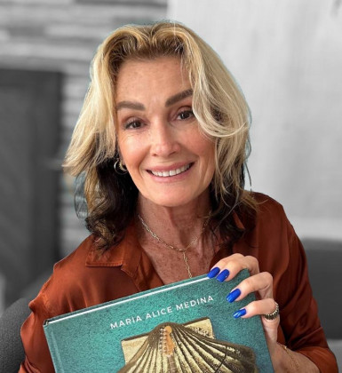 Mãe do Rock in Rio e peregrina no Caminho de Santiago, Maria Alice Medina autografa livro