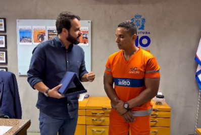 Gari recebe homenagem por devolver bolsa com dinheiro em Realengo