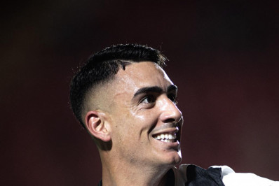 Puma Rodríguez se torna defensor estrangeiro com mais gols pelo Vasco