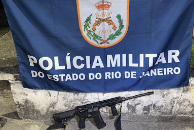 PM apreende fuzil e munições em imóvel em Belford Roxo