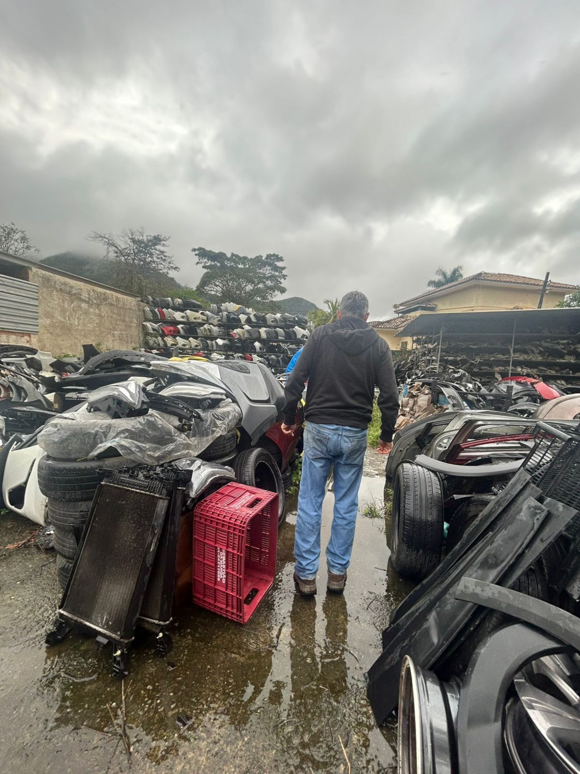 Agentes encontraram veículos, motores e peças em imóvel no bairro Itaipu, em Niterói - Reprodução