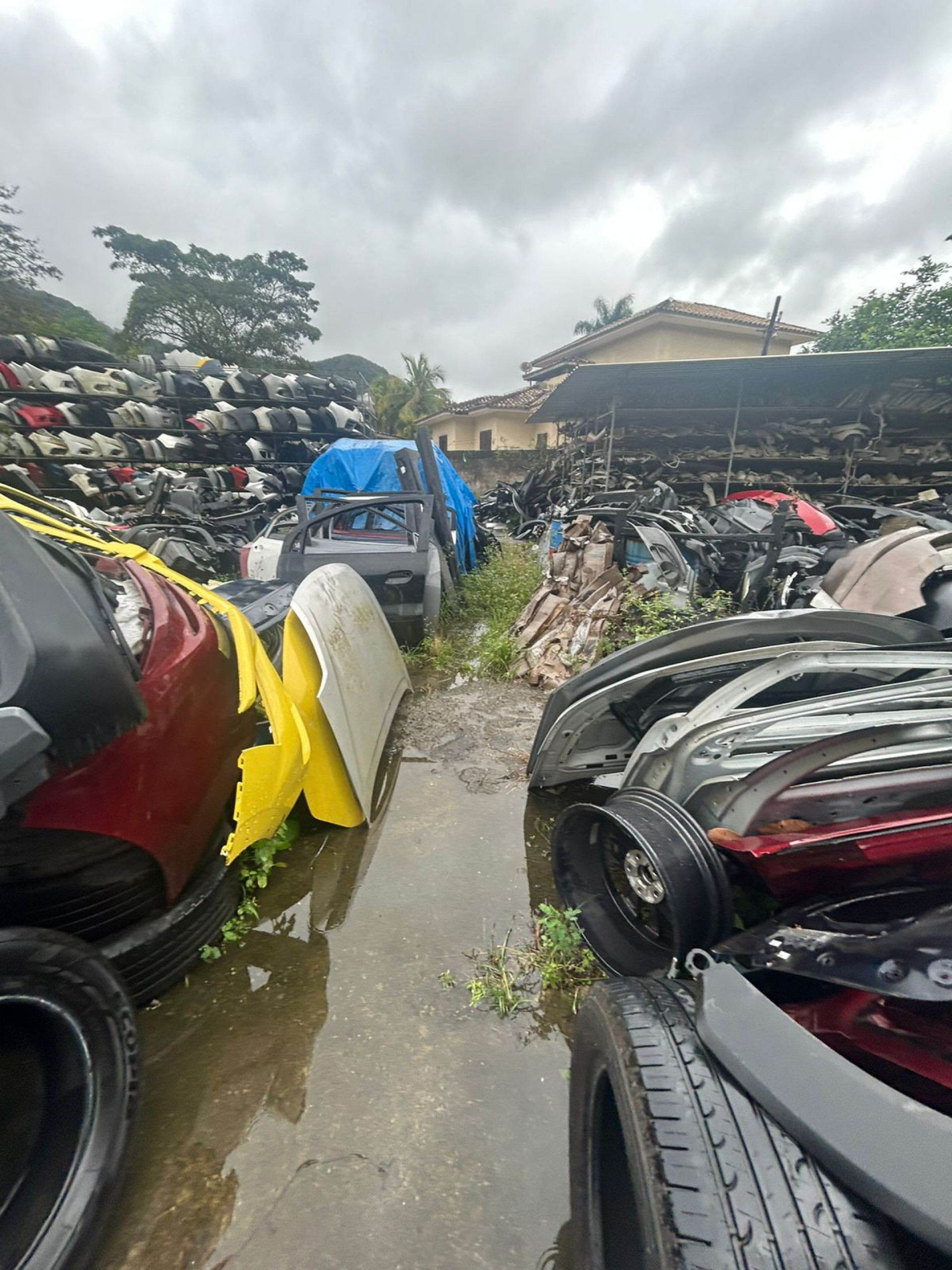 Agentes encontraram veículos, motores e peças em imóvel no bairro Itaipu, em Niterói - Reprodução