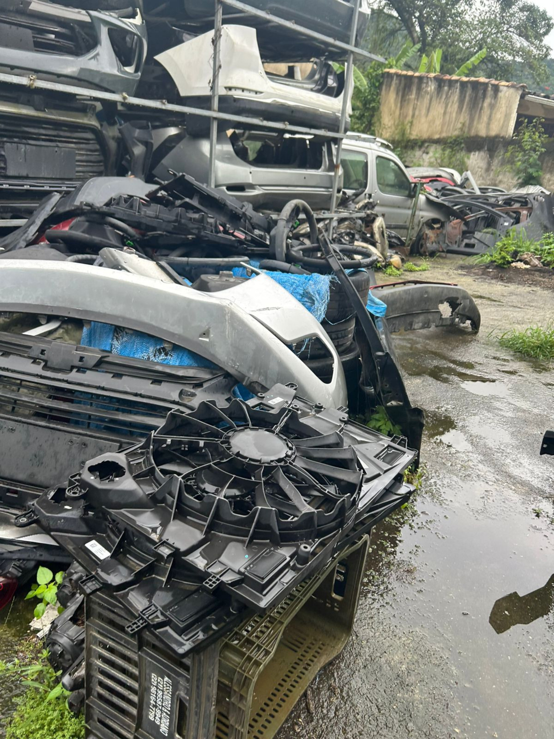 Agentes encontraram veículos, motores e peças em imóvel no bairro Itaipu, em Niterói - Reprodução