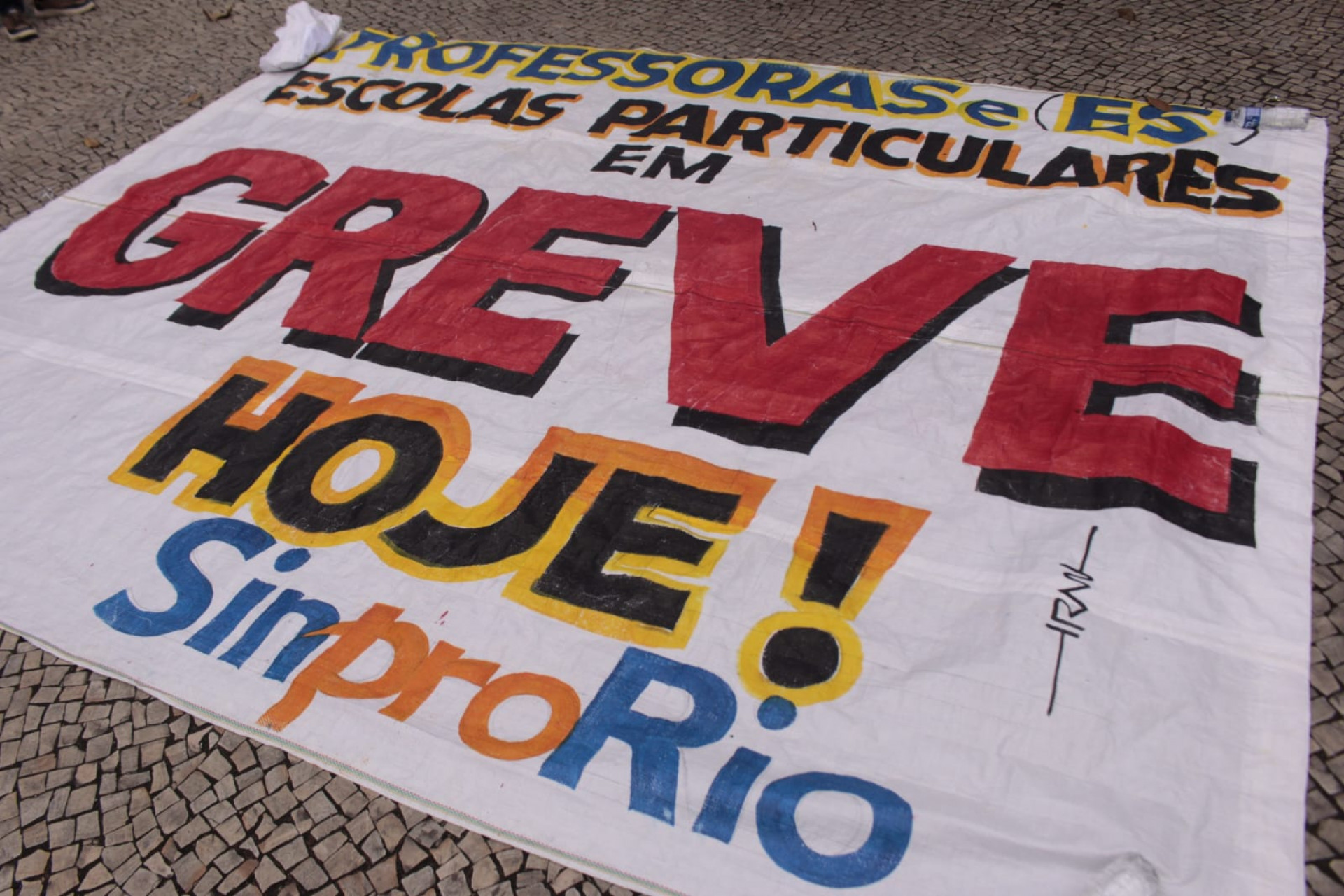 Professores em greve fazem ato no Largo do Machado, no Catete - Carlos Elias Junior/ Agência O Dia