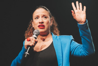 Natália Régia transforma dependência de IA em comédia sobre terapia