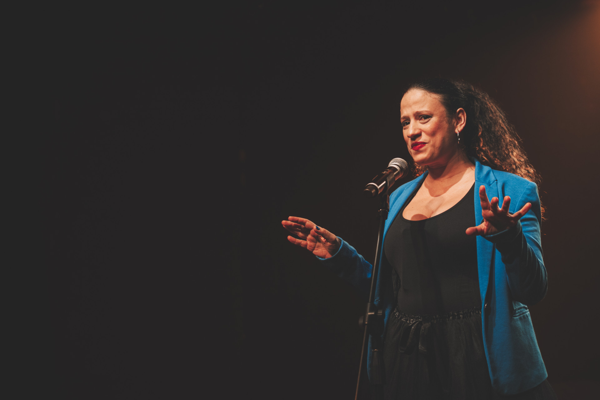 Nat&aacute;lia R&eacute;gia estrela com&eacute;dia solo - Divulga&ccedil;&atilde;o / @shellcena
