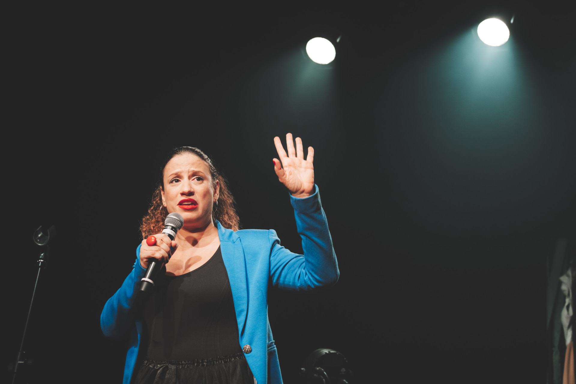 Nat&aacute;lia R&eacute;gia estrela com&eacute;dia solo sobre terapia com intelig&ecirc;ncia artificial  - Divulga&ccedil;&atilde;o / @shellcena