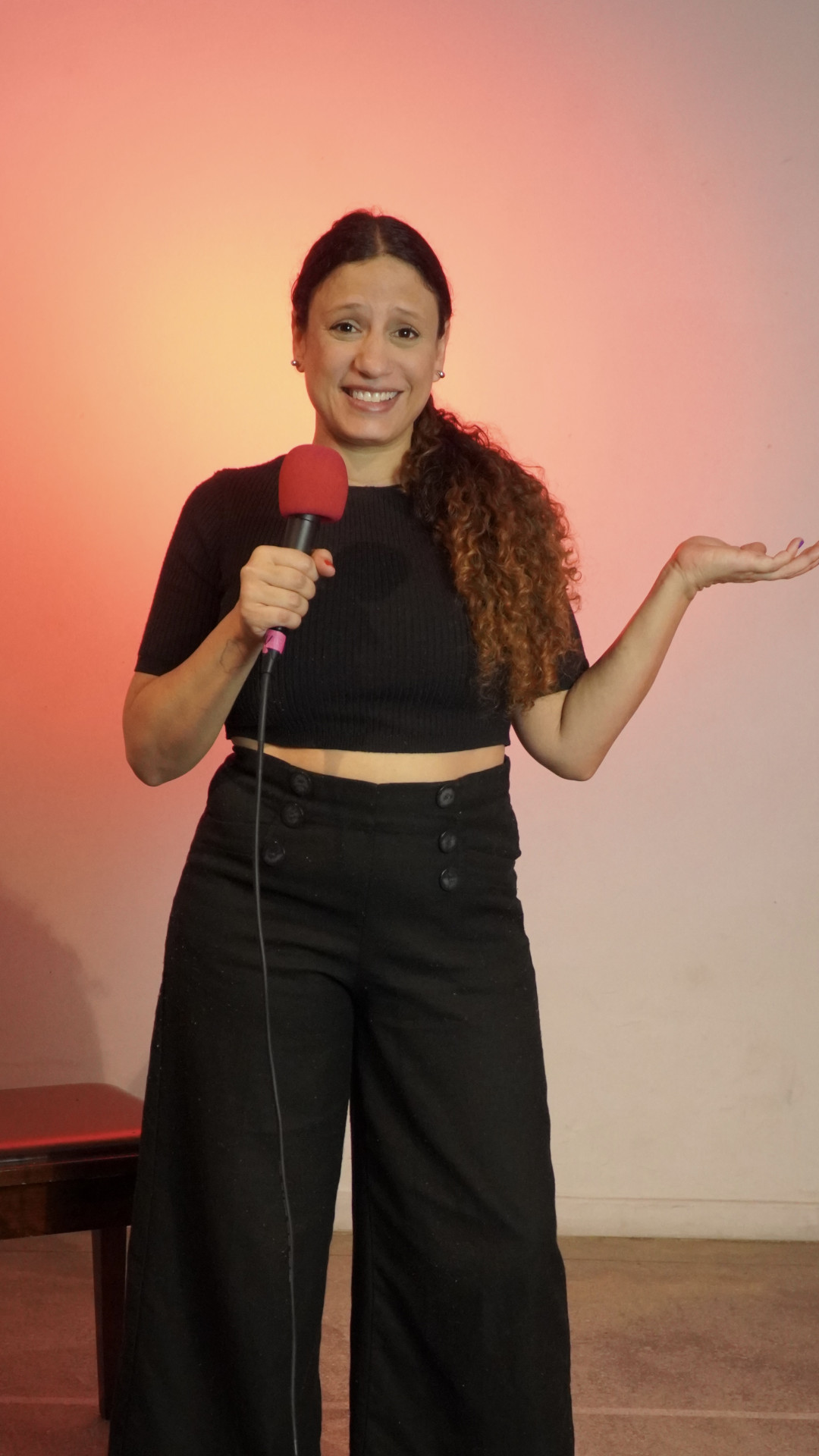 Nat&aacute;lia R&eacute;gia estrela com&eacute;dia solo sobre terapia com intelig&ecirc;ncia artificial  - Divulga&ccedil;&atilde;o / Nino Batista