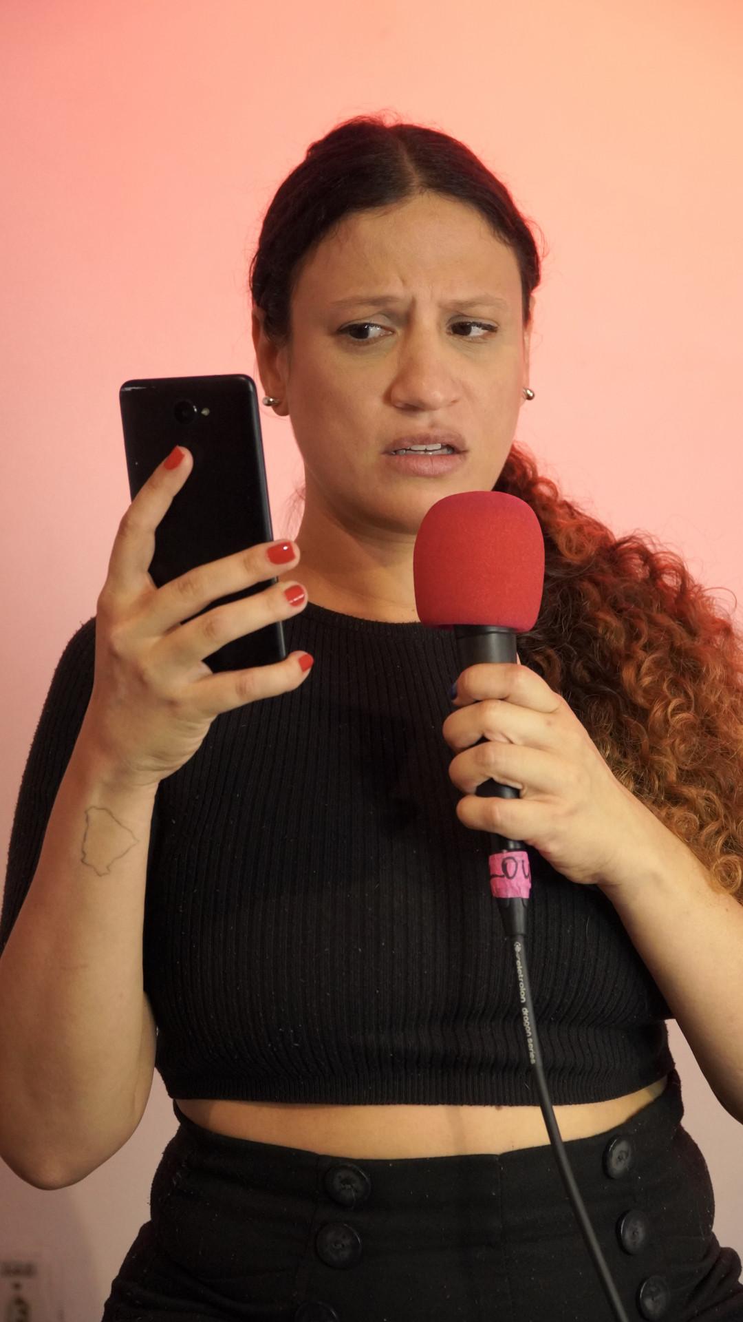 Nat&aacute;lia R&eacute;gia estrela a com&eacute;dia 'TerapIA' - Divulga&ccedil;&atilde;o / Nino Batista