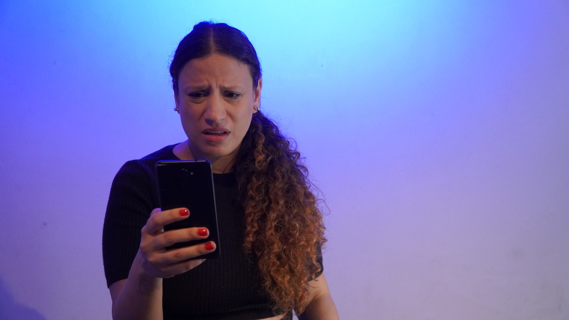 Nat&aacute;lia R&eacute;gia estrela com&eacute;dia solo sobre terapia com intelig&ecirc;ncia artificial  - Divulga&ccedil;&atilde;o / Nino Batista