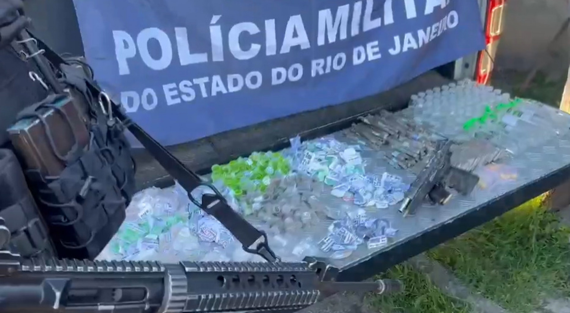 Segundo a PM, os suspeitos fugiram ao perceberem a aproxima&ccedil;&atilde;o da equipe - Divulga&ccedil;&atilde;o / PMERJ