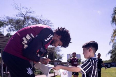 Criança hostilizada na Neo Química Arena visita CT do Corinthians