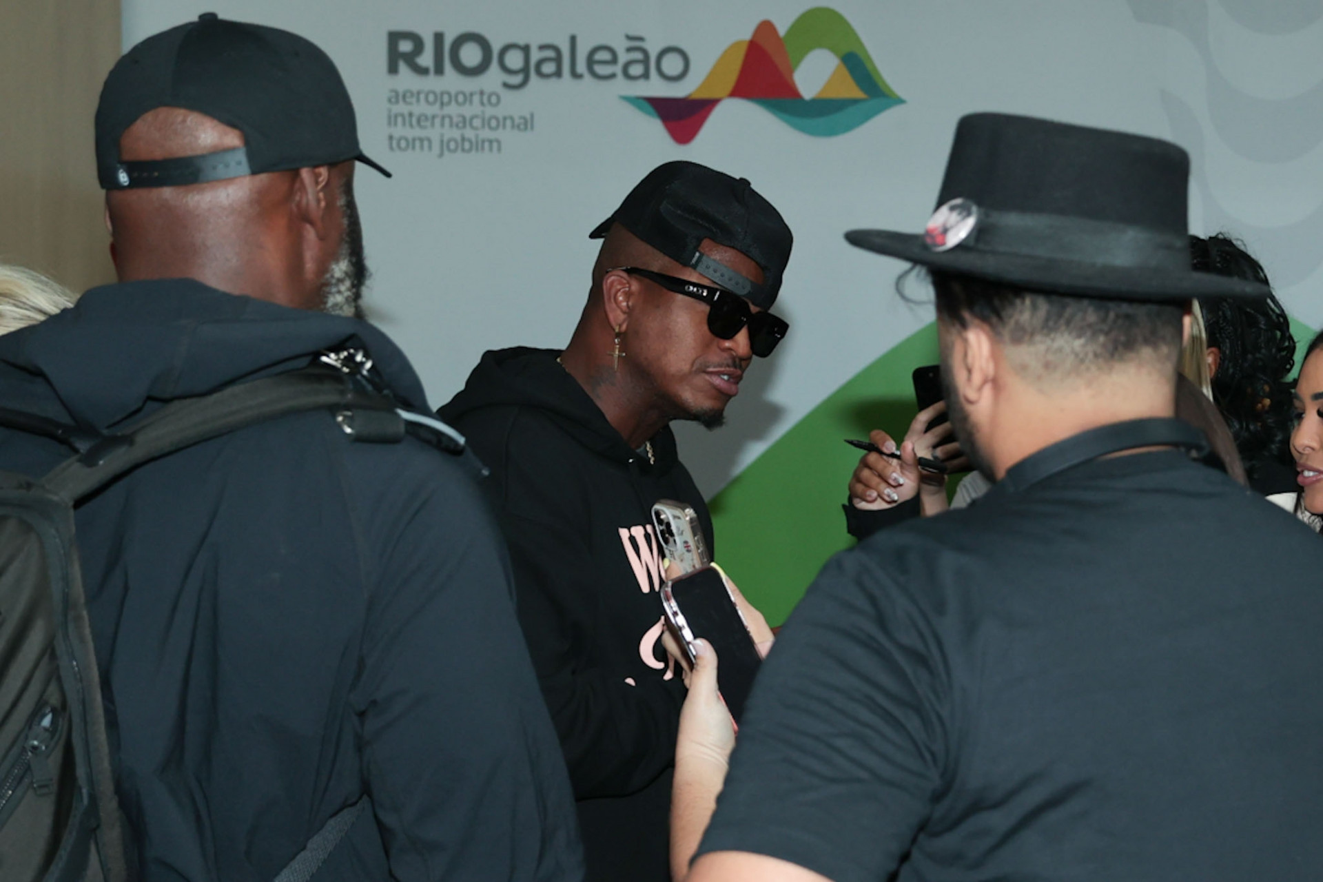 Ne-Yo desembarca em aeroporto do Rio - Victor Chapetta / BrazilNews