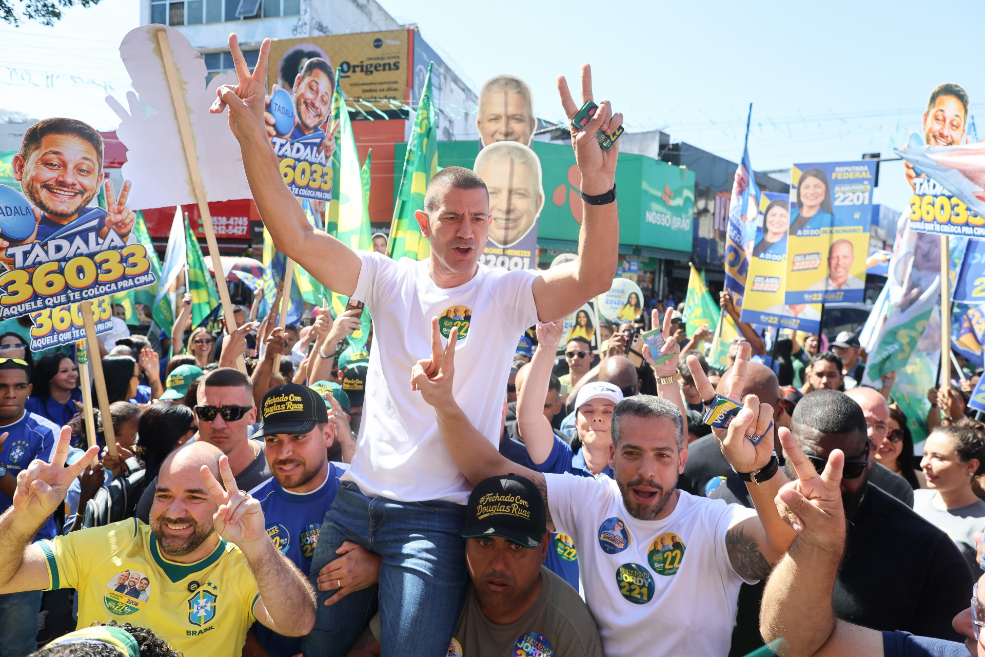 Douglas Ruas caminhou pelo calçadão de Madureira. Ele conversou com lojistas - Divulgação
