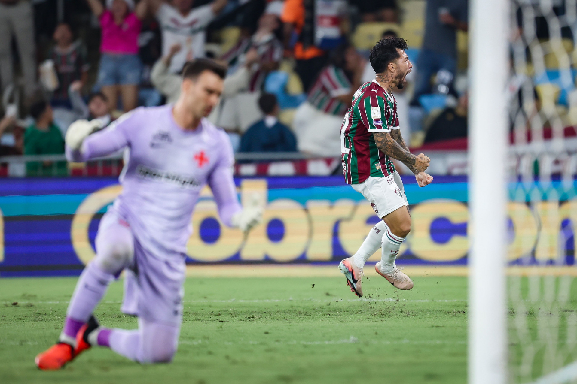 Comemoração de Lucho Acosta e lamentação de Léo Jardim - Marcelo Gonçalves / Fluminense FC