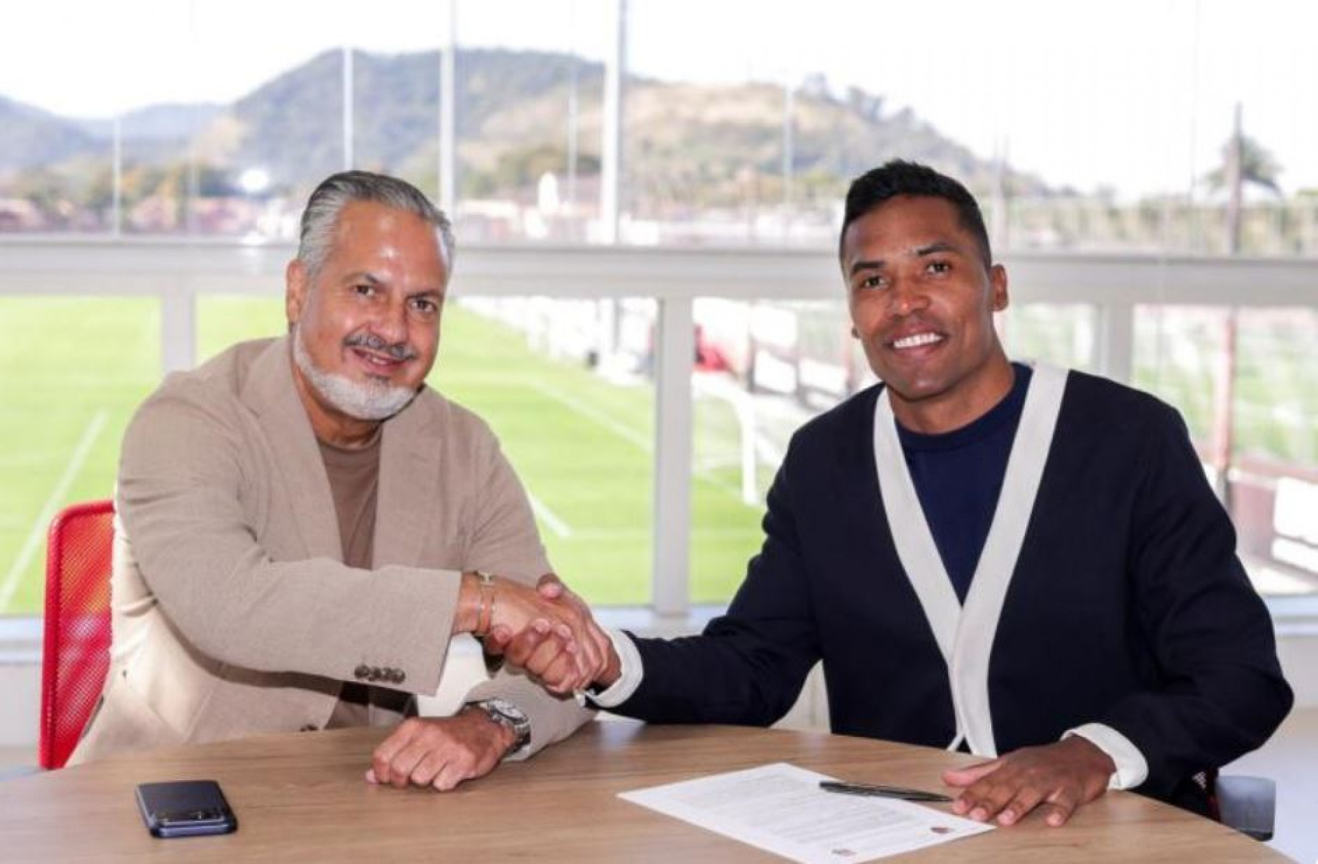 Jos&eacute; Boto e Alex Sandro celebram renova&ccedil;&atilde;o do lateral do Flamengo at&eacute; dezembro de 2027 - Gilvan de Souza / CRF