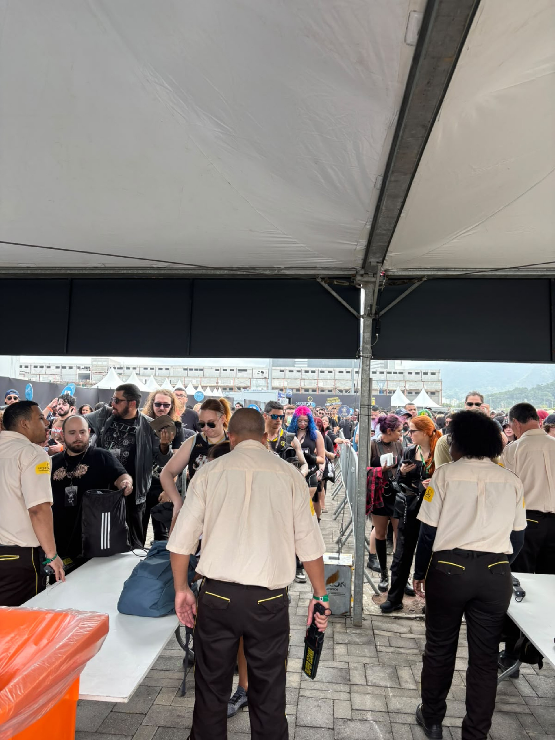 Fãs formam longas filas para entrar na Cidade do Rock, neste sábado (5)